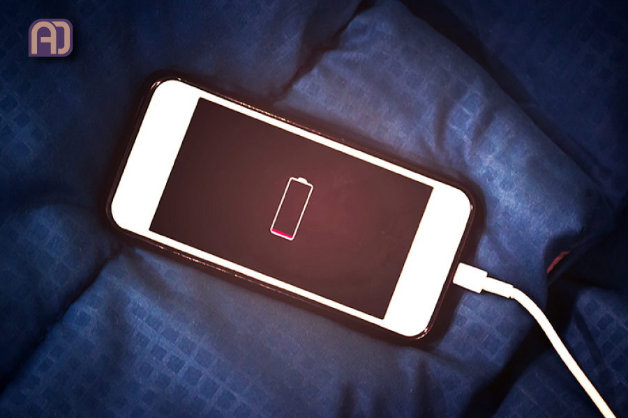 phone-replace-charger دلایل زود خالی شدن باتری گوشی - استفاده از شارژر بی کیفیت